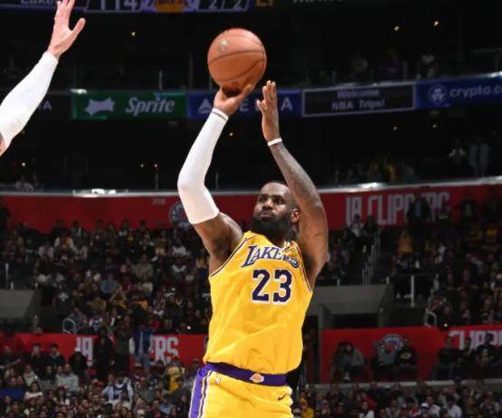 九游app下载-末节19分+5记三分！詹皇造大逆转背后：39岁再进化